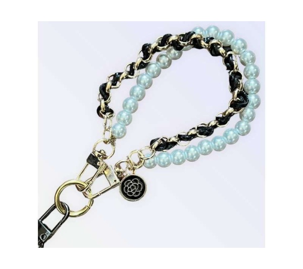 A Stroll on 5th Avenue - Leash